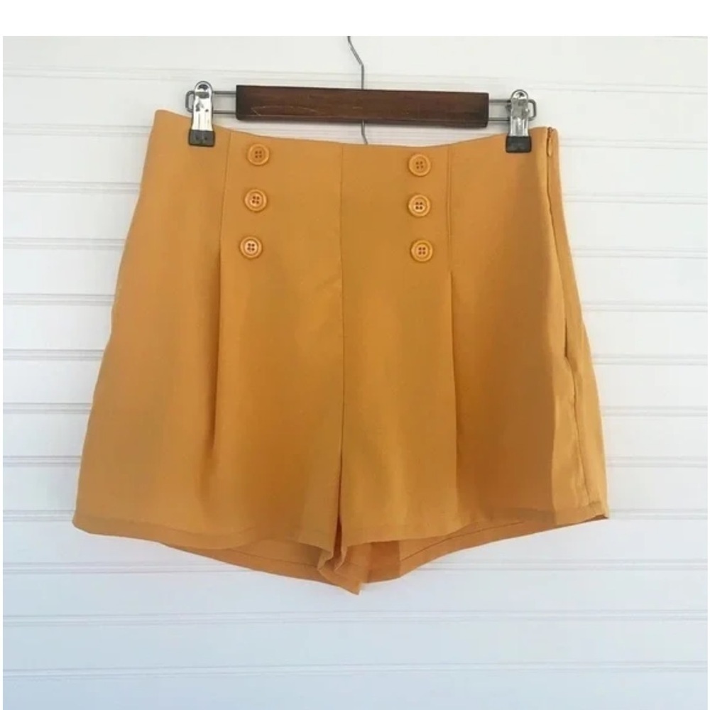 Milk + Honey mustard yellow button pleated shorts  NWT Size L